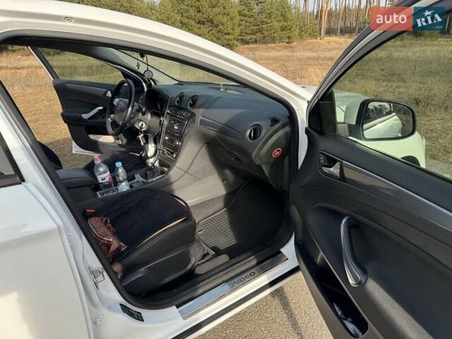 Белый Форд Мондео, объемом двигателя 1.6 л и пробегом 187 тыс. км за 12900 $, фото 3 на Automoto.ua