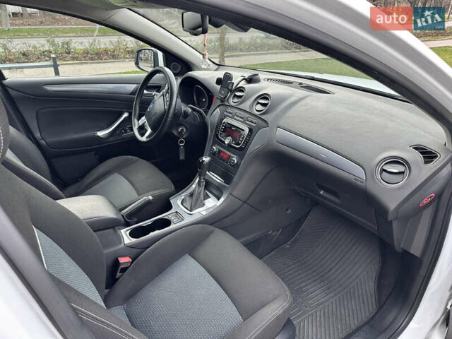 Белый Форд Мондео, объемом двигателя 2 л и пробегом 171 тыс. км за 9900 $, фото 8 на Automoto.ua