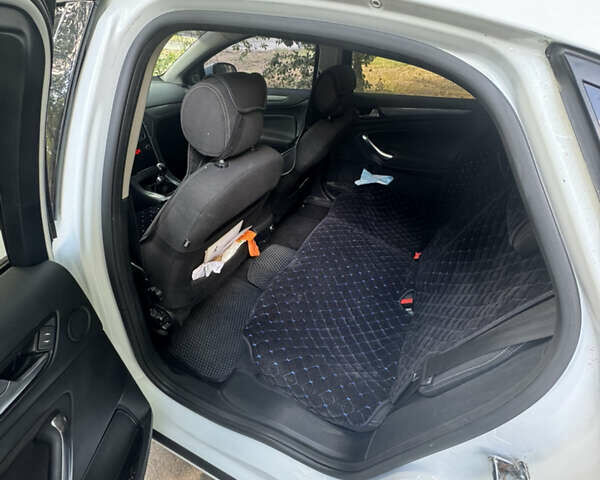 Белый Форд Мондео, объемом двигателя 1.6 л и пробегом 216 тыс. км за 8500 $, фото 6 на Automoto.ua