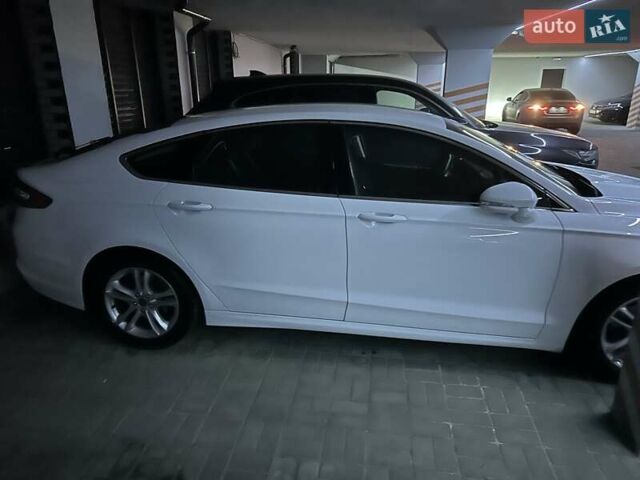 Белый Форд Мондео, объемом двигателя 2 л и пробегом 178 тыс. км за 10000 $, фото 3 на Automoto.ua