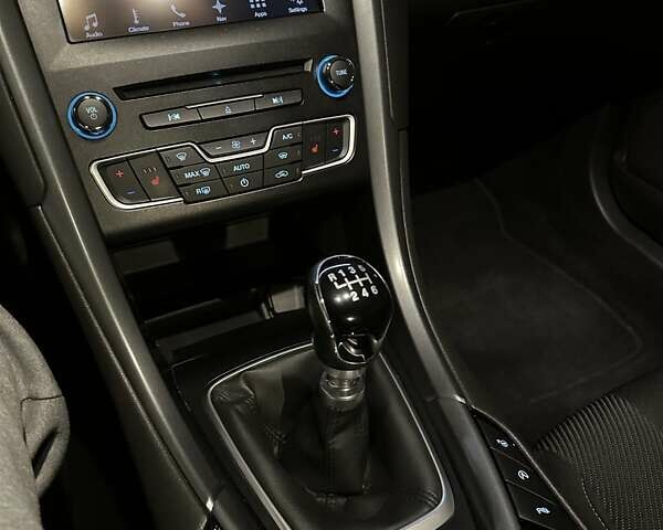 Белый Форд Мондео, объемом двигателя 2 л и пробегом 178 тыс. км за 10000 $, фото 4 на Automoto.ua