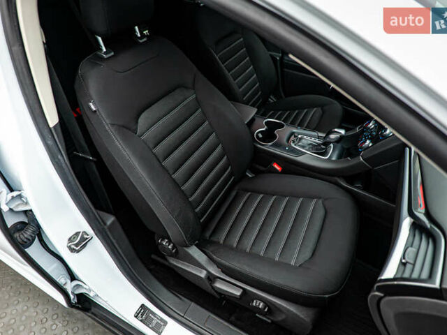 Белый Форд Мондео, объемом двигателя 1.5 л и пробегом 79 тыс. км за 16417 $, фото 15 на Automoto.ua