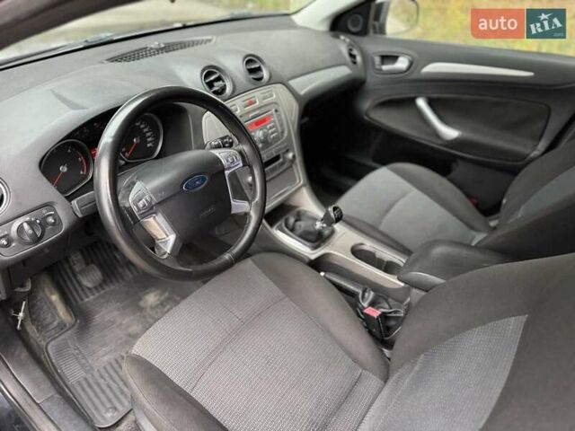 Черный Форд Мондео, объемом двигателя 1.75 л и пробегом 240 тыс. км за 3999 $, фото 7 на Automoto.ua