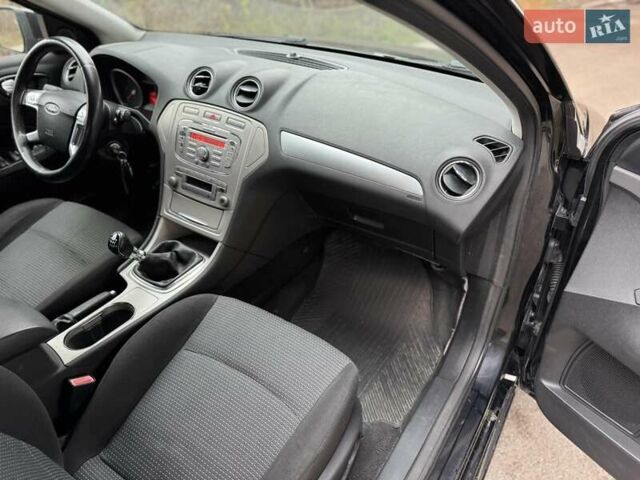 Черный Форд Мондео, объемом двигателя 1.75 л и пробегом 240 тыс. км за 3999 $, фото 9 на Automoto.ua