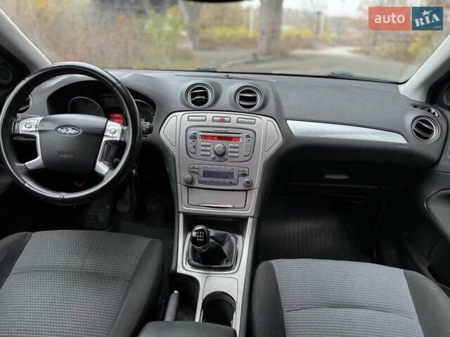 Черный Форд Мондео, объемом двигателя 1.75 л и пробегом 240 тыс. км за 3999 $, фото 8 на Automoto.ua