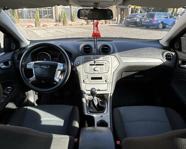 Черный Форд Мондео, объемом двигателя 1.8 л и пробегом 250 тыс. км за 5700 $, фото 12 на Automoto.ua