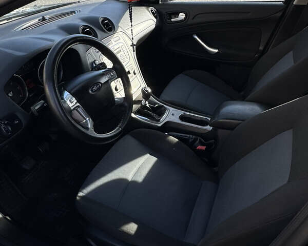 Черный Форд Мондео, объемом двигателя 1.8 л и пробегом 250 тыс. км за 5700 $, фото 11 на Automoto.ua