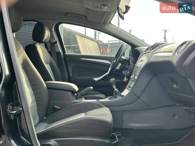 Черный Форд Мондео, объемом двигателя 1.8 л и пробегом 225 тыс. км за 6800 $, фото 33 на Automoto.ua