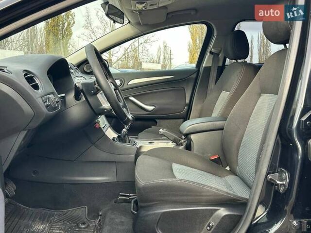 Черный Форд Мондео, объемом двигателя 1.8 л и пробегом 225 тыс. км за 6800 $, фото 12 на Automoto.ua