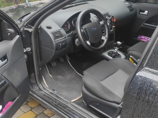 Черный Форд Мондео, объемом двигателя 1.8 л и пробегом 202 тыс. км за 5000 $, фото 5 на Automoto.ua