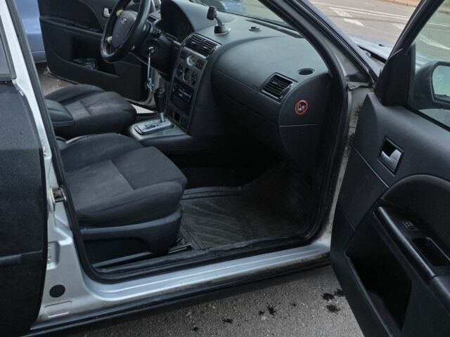 Чорний Форд Мондео, об'ємом двигуна 2 л та пробігом 333 тис. км за 1799 $, фото 11 на Automoto.ua