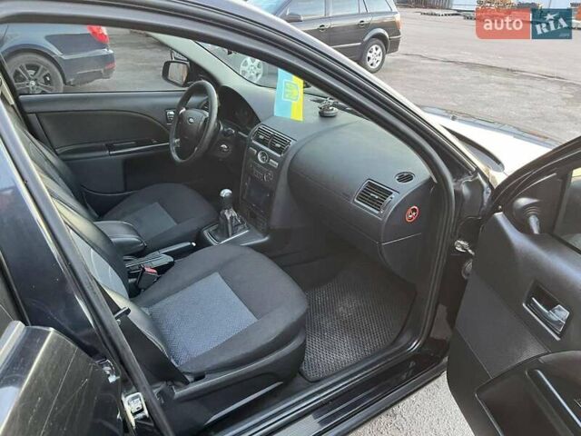 Черный Форд Мондео, объемом двигателя 1.8 л и пробегом 316 тыс. км за 3500 $, фото 7 на Automoto.ua