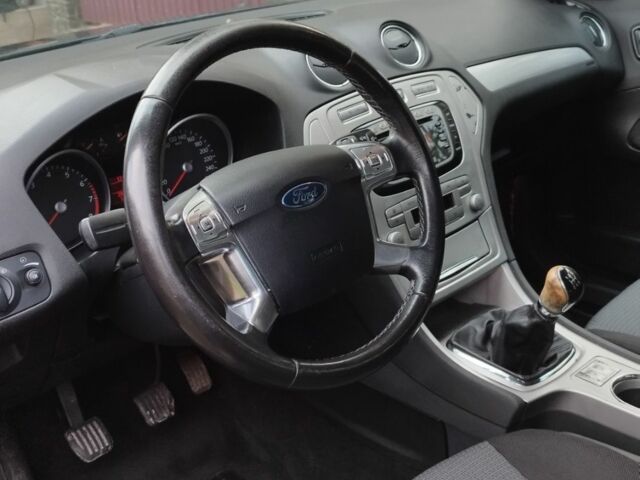 Черный Форд Мондео, объемом двигателя 1.6 л и пробегом 288 тыс. км за 6000 $, фото 3 на Automoto.ua