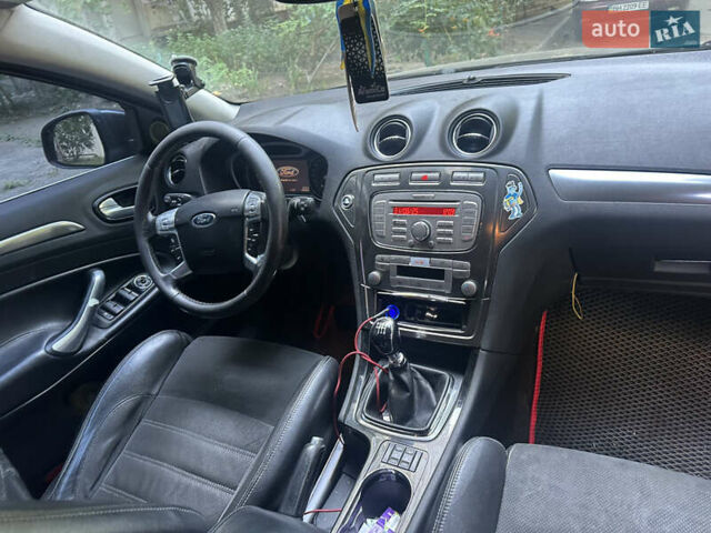 Черный Форд Мондео, объемом двигателя 2 л и пробегом 335 тыс. км за 5650 $, фото 6 на Automoto.ua