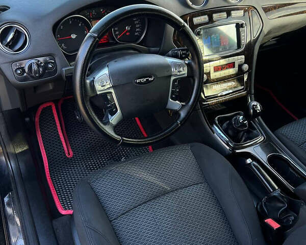 Черный Форд Мондео, объемом двигателя 2 л и пробегом 250 тыс. км за 6750 $, фото 10 на Automoto.ua