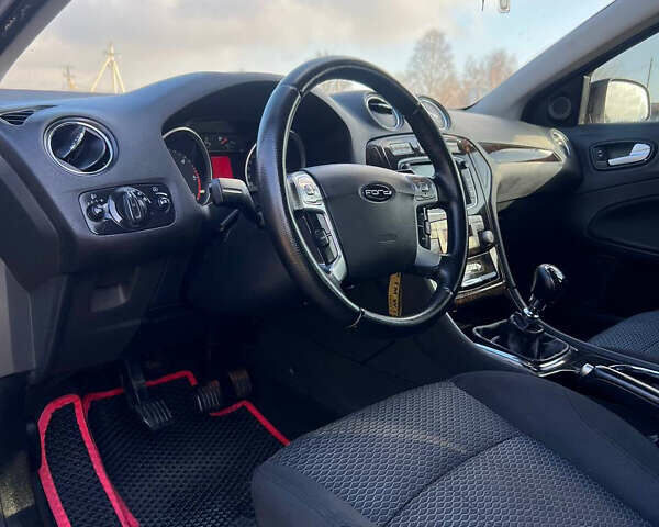 Черный Форд Мондео, объемом двигателя 2 л и пробегом 250 тыс. км за 6750 $, фото 9 на Automoto.ua