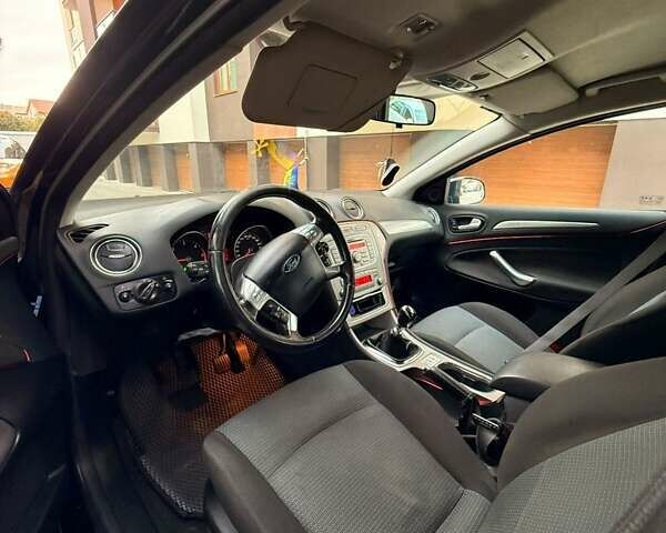 Чорний Форд Мондео, об'ємом двигуна 2 л та пробігом 267 тис. км за 5600 $, фото 4 на Automoto.ua