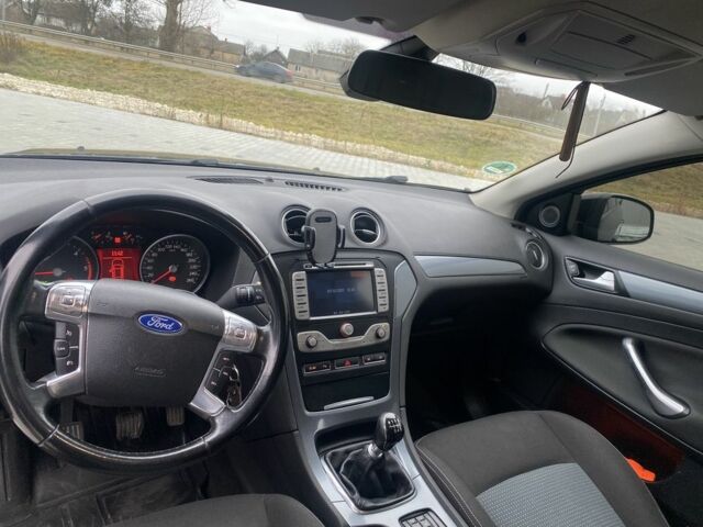 Черный Форд Мондео, объемом двигателя 1.6 л и пробегом 250 тыс. км за 7000 $, фото 4 на Automoto.ua