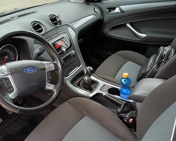 Черный Форд Мондео, объемом двигателя 1.6 л и пробегом 147 тыс. км за 8000 $, фото 42 на Automoto.ua