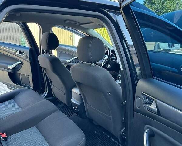 Черный Форд Мондео, объемом двигателя 2 л и пробегом 300 тыс. км за 8200 $, фото 7 на Automoto.ua