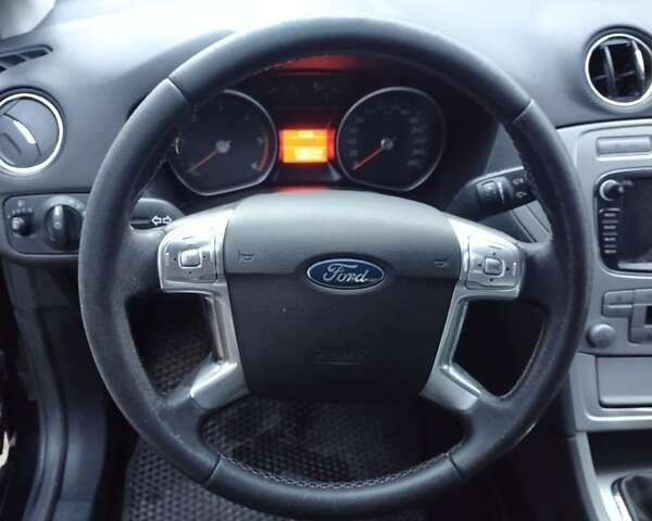 Черный Форд Мондео, объемом двигателя 1.8 л и пробегом 170 тыс. км за 5350 $, фото 13 на Automoto.ua