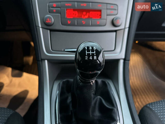 Чорний Форд Мондео, об'ємом двигуна 2 л та пробігом 266 тис. км за 6499 $, фото 31 на Automoto.ua