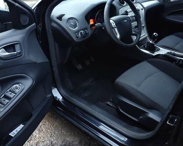 Черный Форд Мондео, объемом двигателя 1.8 л и пробегом 170 тыс. км за 5350 $, фото 14 на Automoto.ua