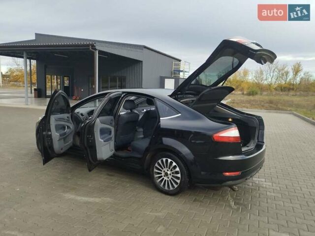 Чорний Форд Мондео, об'ємом двигуна 1.75 л та пробігом 300 тис. км за 5500 $, фото 4 на Automoto.ua