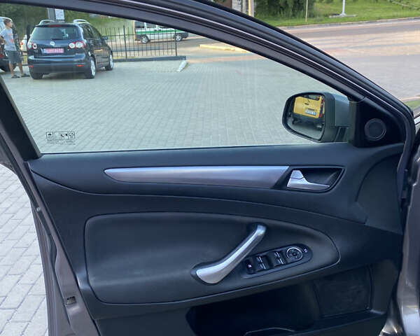 Коричневий Форд Мондео, об'ємом двигуна 2 л та пробігом 244 тис. км за 7600 $, фото 25 на Automoto.ua