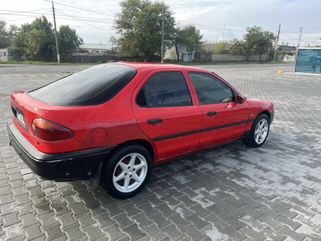 Красный Форд Мондео, объемом двигателя 1.8 л и пробегом 100 тыс. км за 1900 $, фото 3 на Automoto.ua