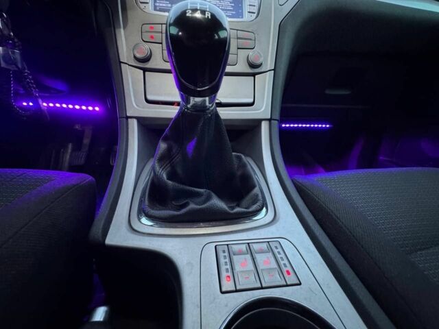 Красный Форд Мондео, объемом двигателя 1.8 л и пробегом 360 тыс. км за 4500 $, фото 10 на Automoto.ua