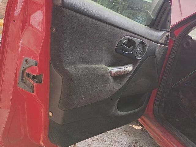 Красный Форд Мондео, объемом двигателя 1.8 л и пробегом 376 тыс. км за 1200 $, фото 5 на Automoto.ua