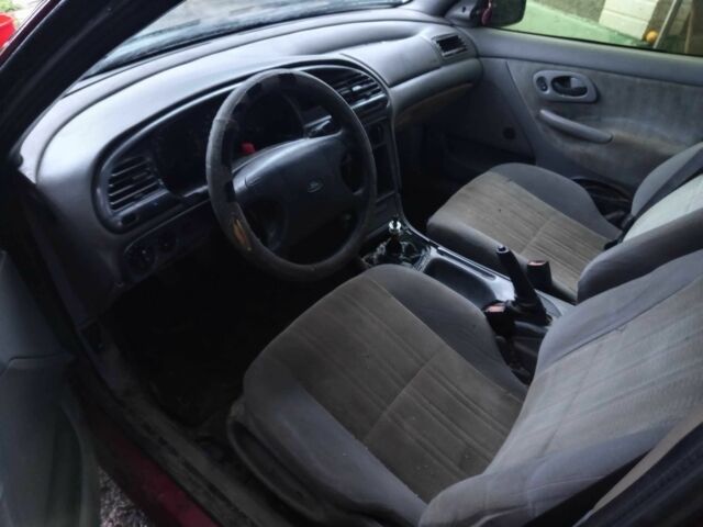 Красный Форд Мондео, объемом двигателя 1.8 л и пробегом 200 тыс. км за 550 $, фото 11 на Automoto.ua