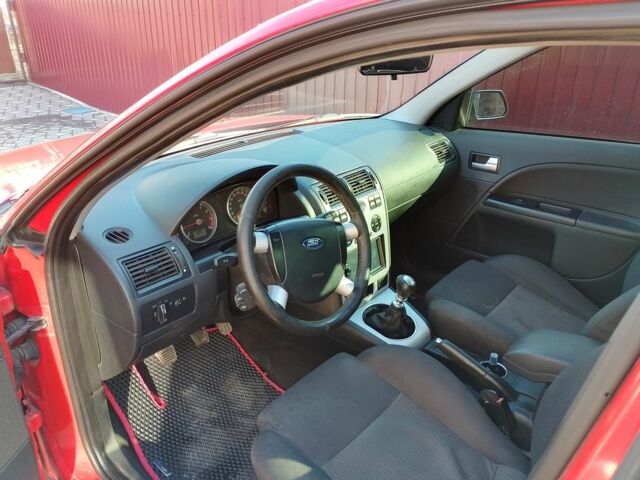 Красный Форд Мондео, объемом двигателя 1.8 л и пробегом 352 тыс. км за 3000 $, фото 4 на Automoto.ua