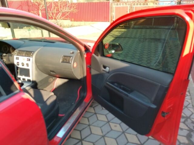 Красный Форд Мондео, объемом двигателя 1.8 л и пробегом 352 тыс. км за 3000 $, фото 10 на Automoto.ua