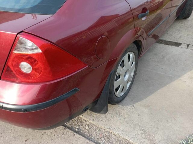 Красный Форд Мондео, объемом двигателя 1.8 л и пробегом 1 тыс. км за 1700 $, фото 2 на Automoto.ua