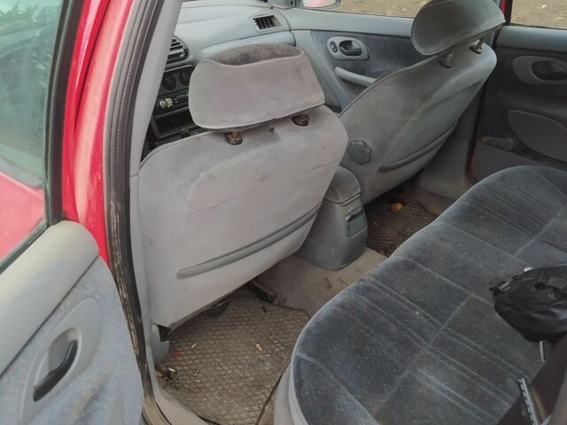 Красный Форд Мондео, объемом двигателя 1.8 л и пробегом 256 тыс. км за 800 $, фото 5 на Automoto.ua