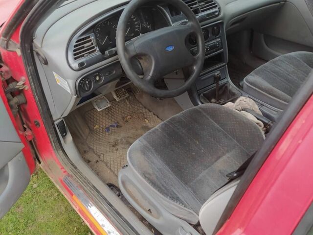 Красный Форд Мондео, объемом двигателя 1.8 л и пробегом 256 тыс. км за 800 $, фото 6 на Automoto.ua