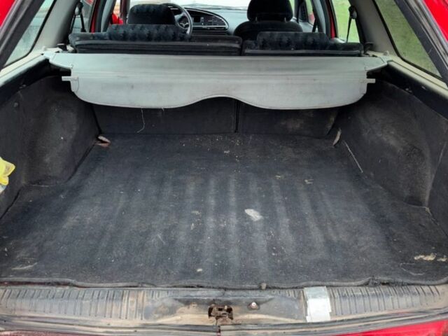 Красный Форд Мондео, объемом двигателя 1.6 л и пробегом 300 тыс. км за 1100 $, фото 4 на Automoto.ua