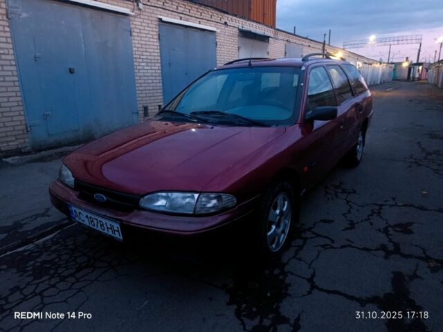 Червоний Форд Мондео, об'ємом двигуна 1.8 л та пробігом 300 тис. км за 1050 $, фото 1 на Automoto.ua