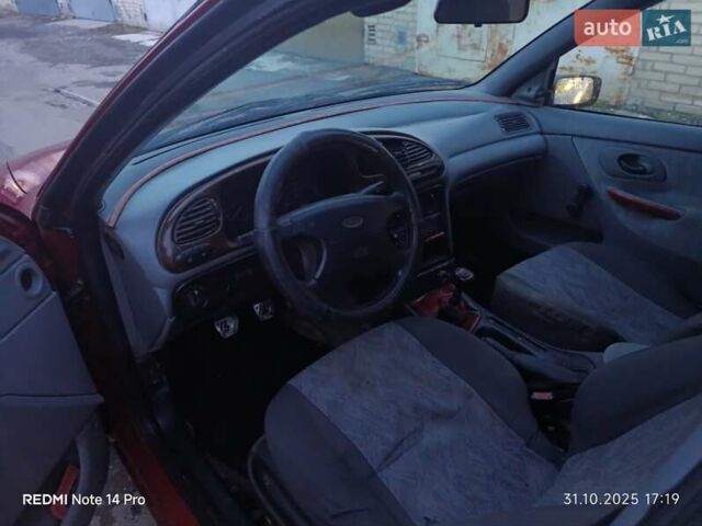 Красный Форд Мондео, объемом двигателя 1.75 л и пробегом 300 тыс. км за 1050 $, фото 3 на Automoto.ua