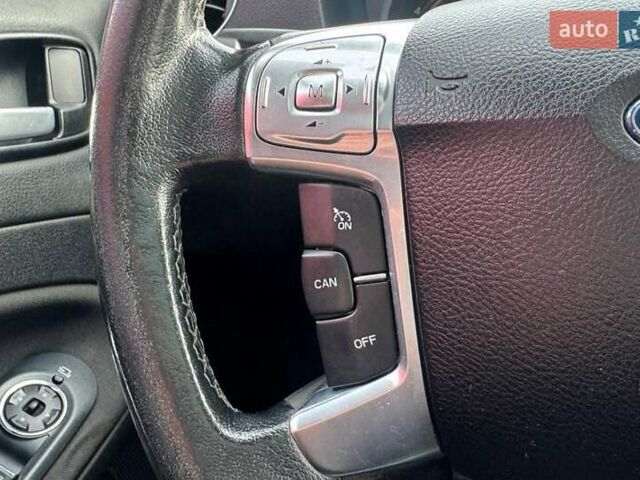 Красный Форд Мондео, объемом двигателя 2 л и пробегом 266 тыс. км за 5790 $, фото 16 на Automoto.ua