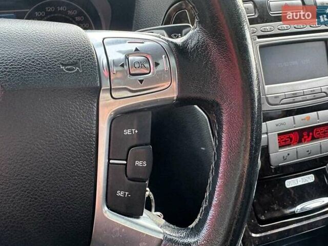 Красный Форд Мондео, объемом двигателя 2 л и пробегом 266 тыс. км за 5990 $, фото 17 на Automoto.ua