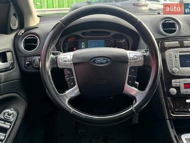 Красный Форд Мондео, объемом двигателя 2 л и пробегом 266 тыс. км за 5990 $, фото 14 на Automoto.ua