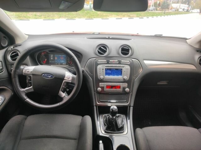 Червоний Форд Мондео, об'ємом двигуна 2 л та пробігом 300 тис. км за 5999 $, фото 13 на Automoto.ua