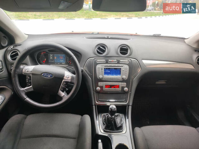 Красный Форд Мондео, объемом двигателя 2 л и пробегом 470 тыс. км за 5999 $, фото 20 на Automoto.ua