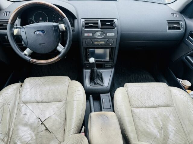 Желтый Форд Мондео, объемом двигателя 2 л и пробегом 390 тыс. км за 1999 $, фото 7 на Automoto.ua