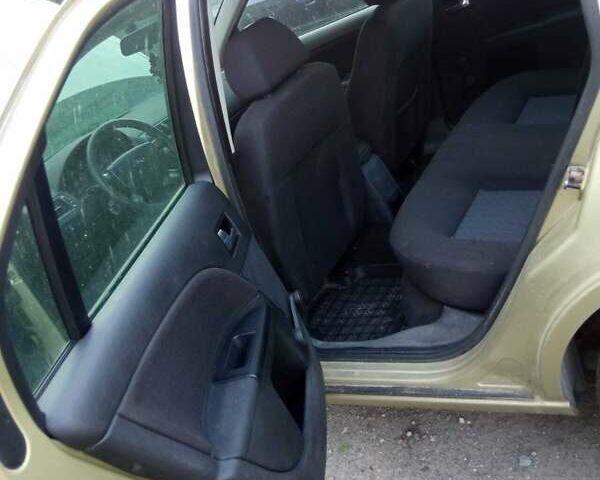 Желтый Форд Мондео, объемом двигателя 1.8 л и пробегом 126 тыс. км за 5250 $, фото 5 на Automoto.ua