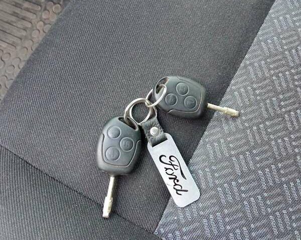 Желтый Форд Мондео, объемом двигателя 1.8 л и пробегом 126 тыс. км за 5250 $, фото 4 на Automoto.ua