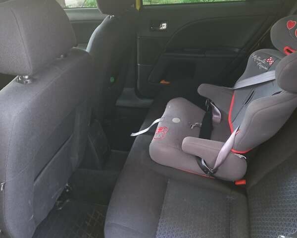 Желтый Форд Мондео, объемом двигателя 2.5 л и пробегом 430 тыс. км за 4100 $, фото 6 на Automoto.ua